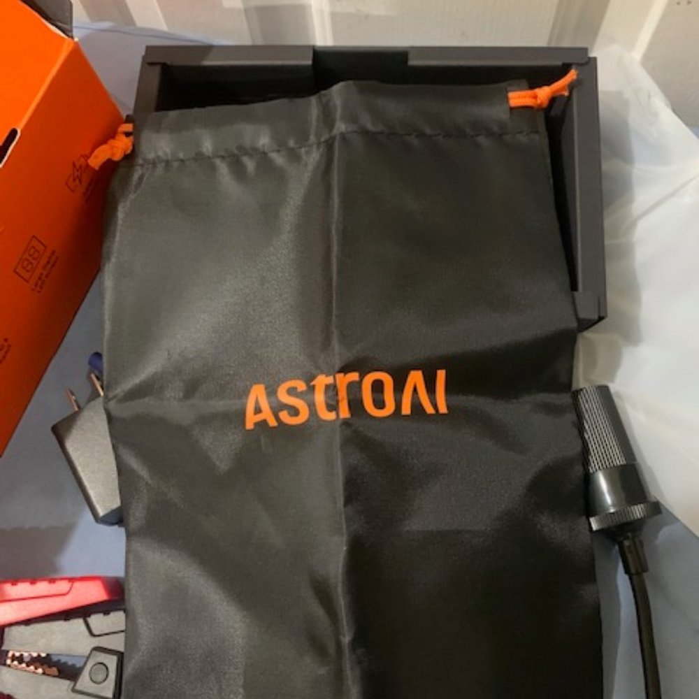 AstroAI multifunctional Jump Starter - Picture 9 of 10